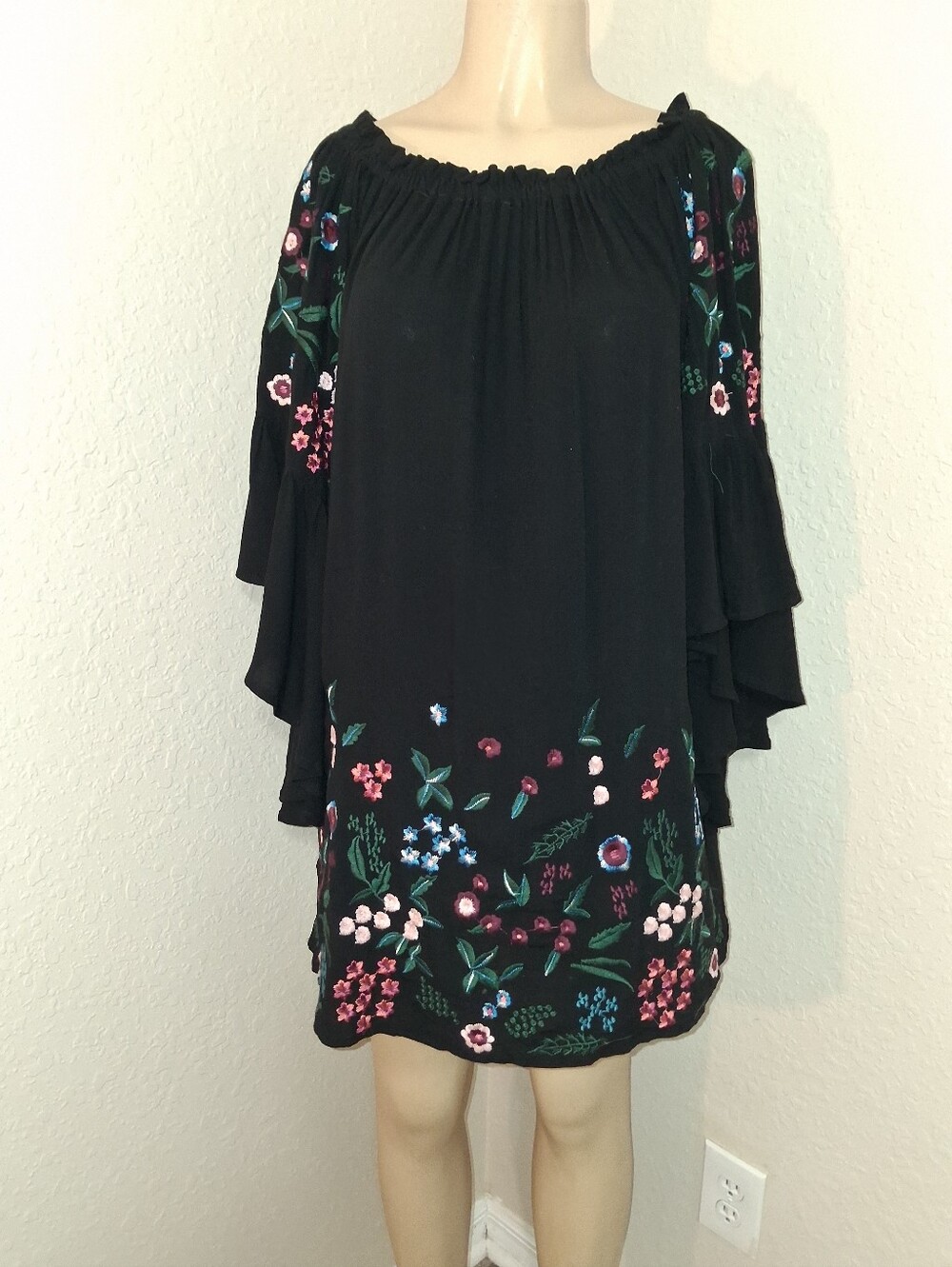 UMGEE BLACK DRESS W/ FLORAL EMBROIDERY SZ MED